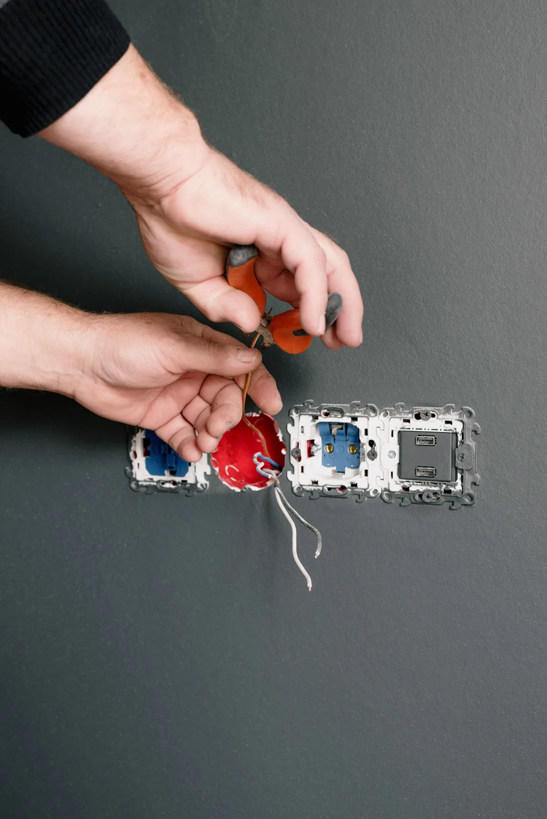 Stripping conductors at an outlet box, for outlet installation in Detroit